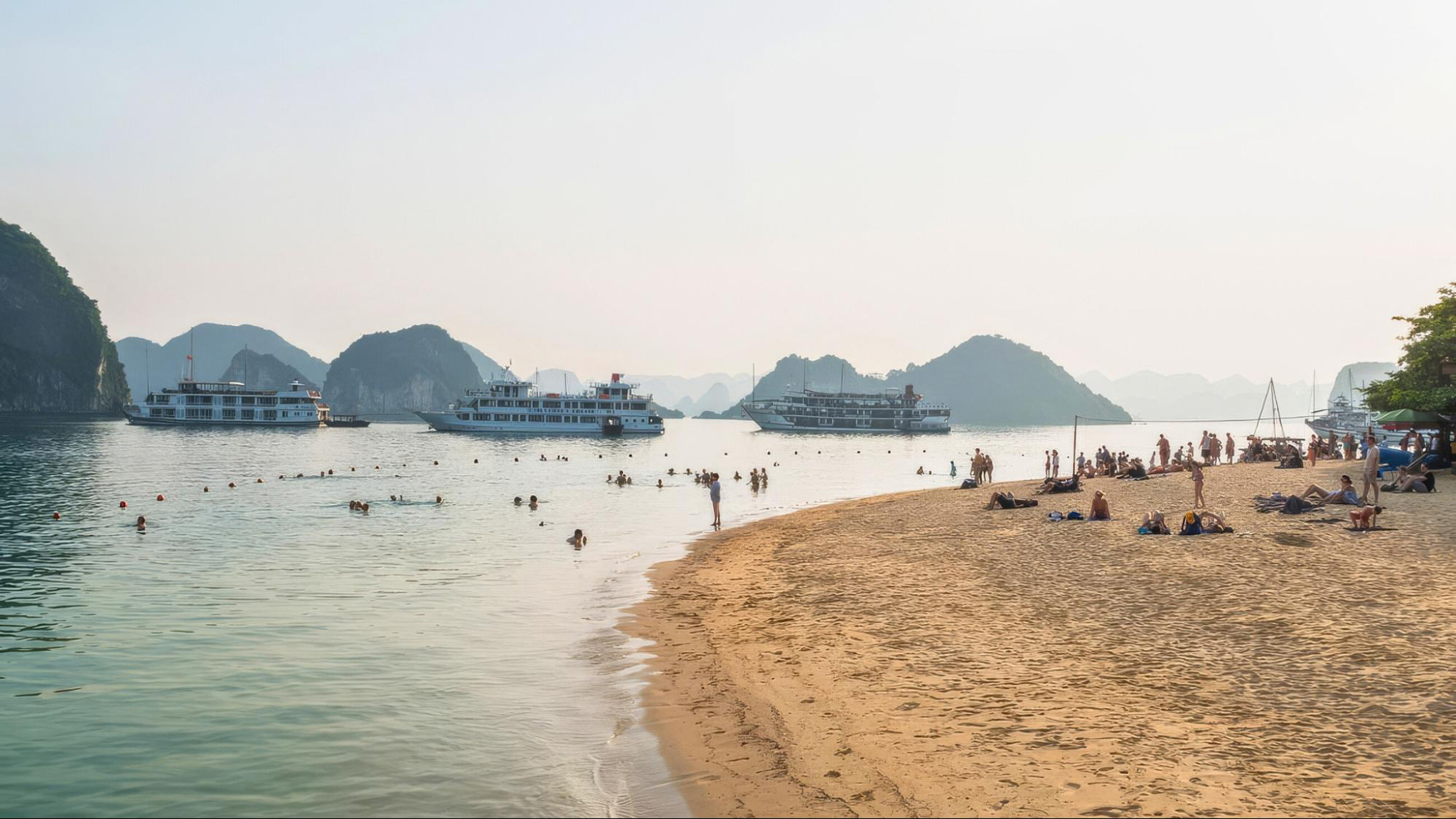 The serenity of Halong Bay’s beaches in the spring