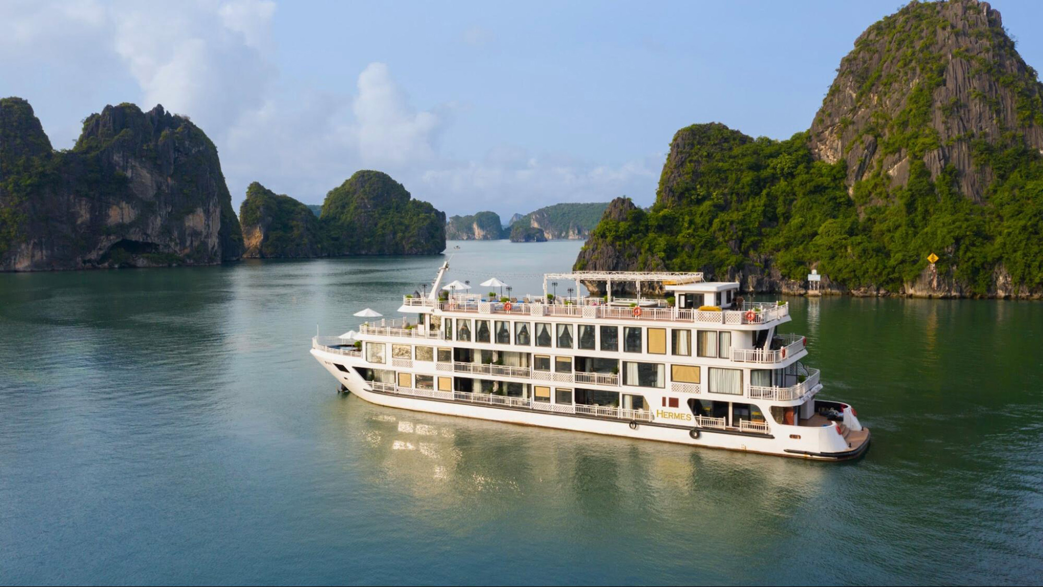 Hermes Cruise features luxurious cabins with stunning views of Halong Bay