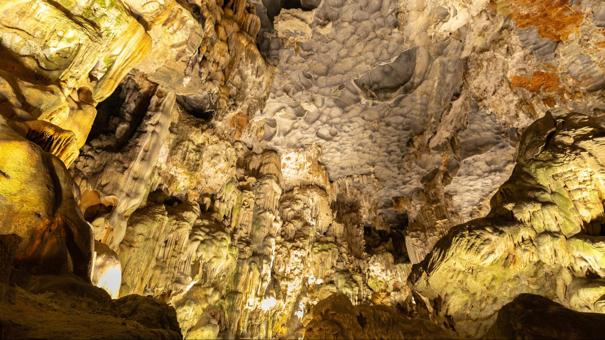 Thien Cung Cave dazzles visitors with its intricate rock formations and lighting