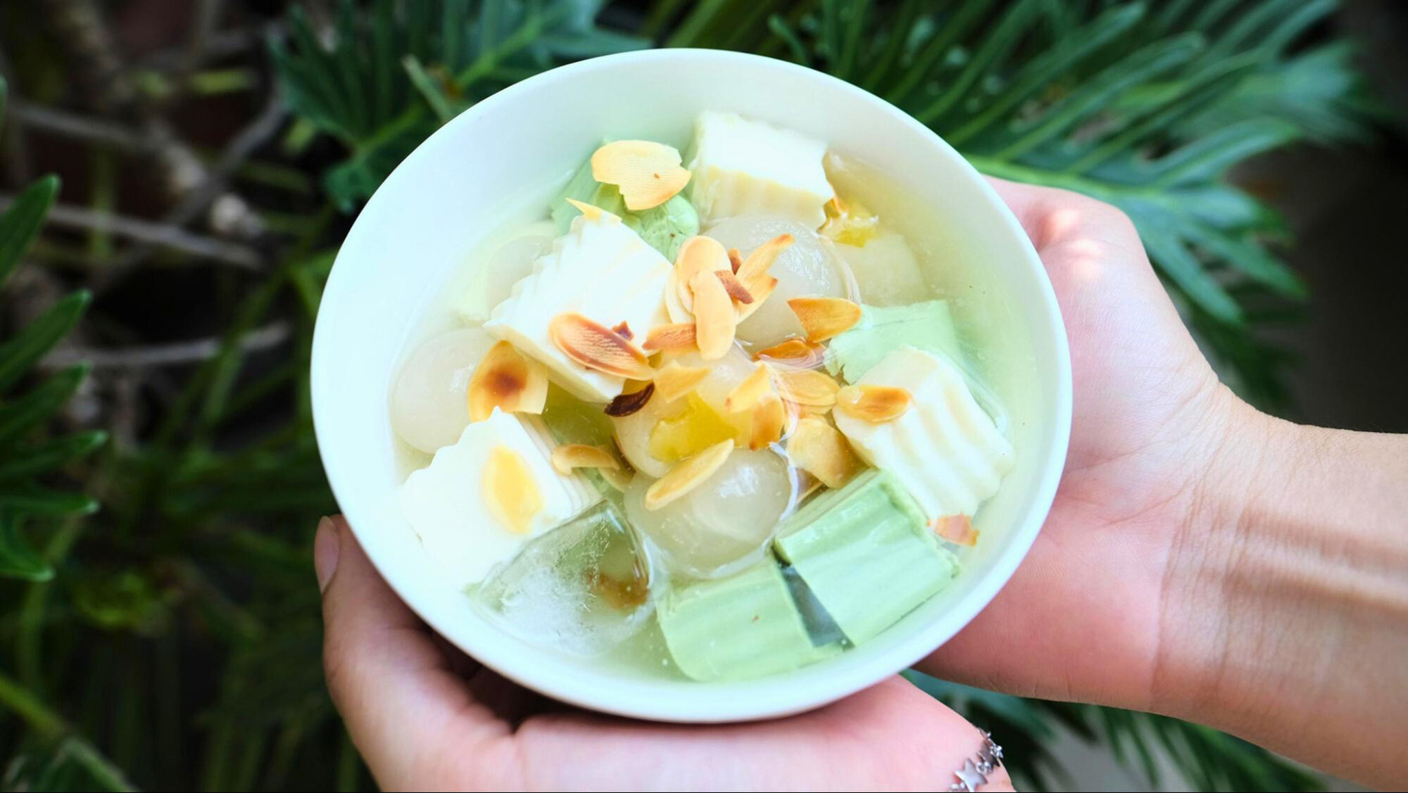 Che is a sweet, refreshing dessert with a mix of beans, jelly, and coconut milk