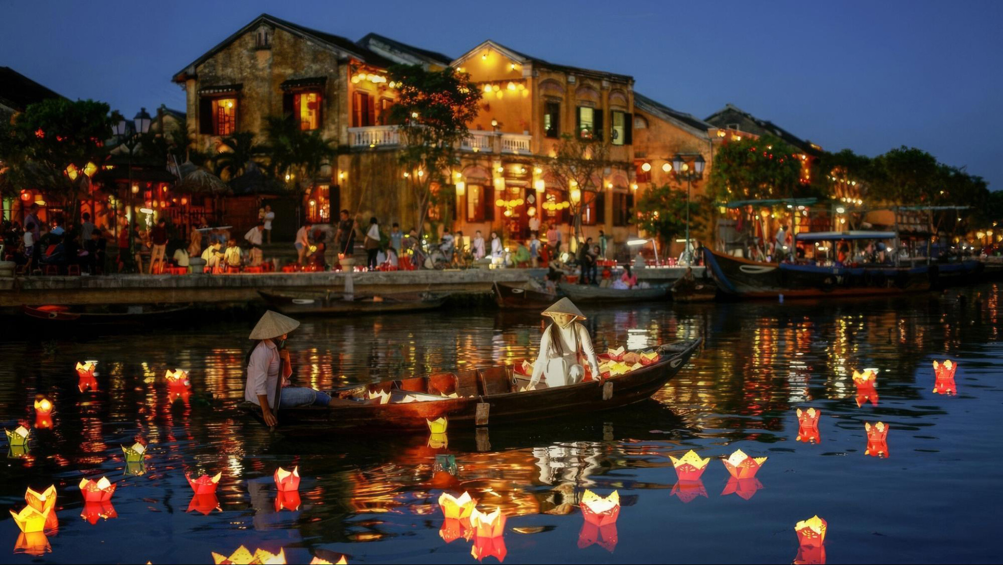 Take a picture with plenty of colorful lanterns