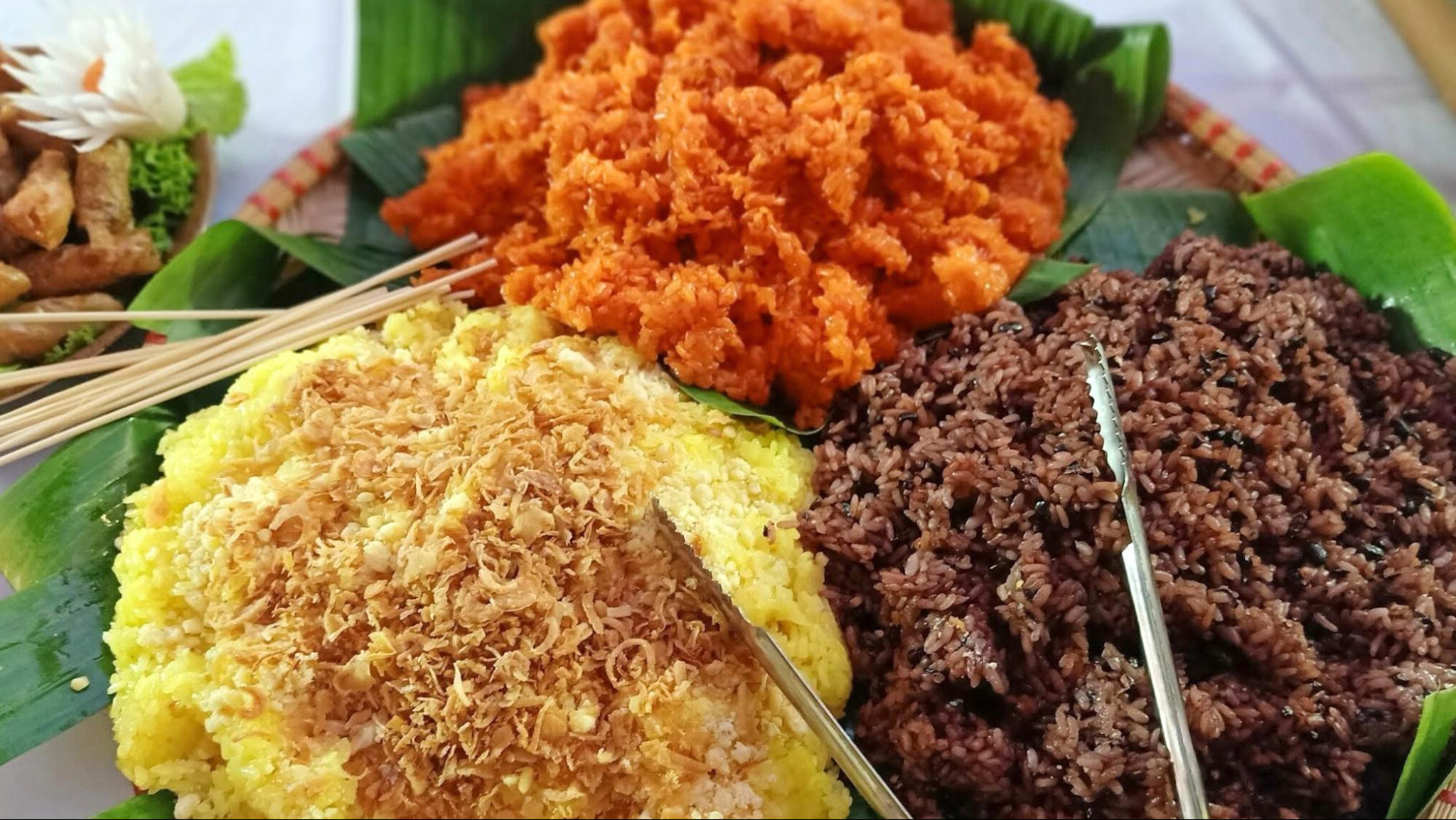 Two main types of Xoi are sweet and savory