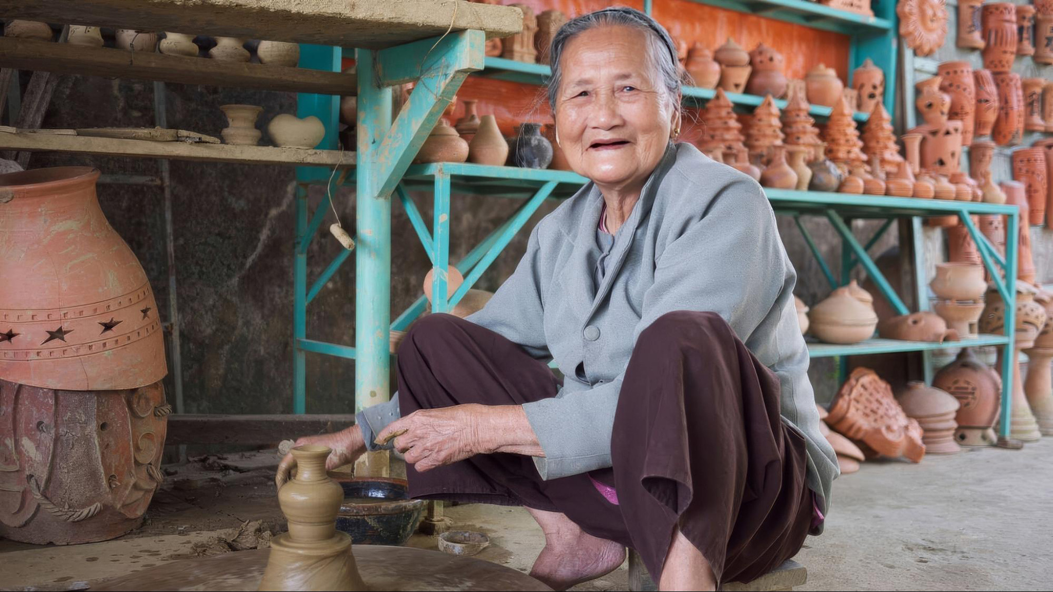Watch pottery-making activity in Thanh Ha Pottery Village