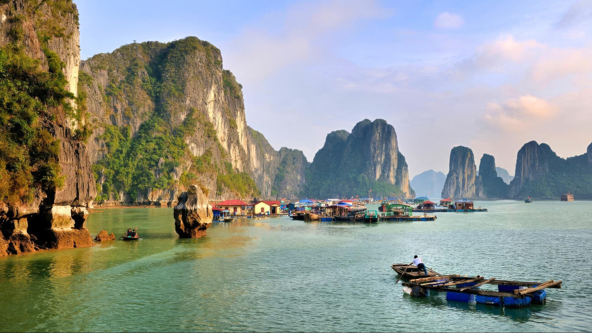 &nbsp;Stunning limestone cliffs and emerald waters of Halong Bay