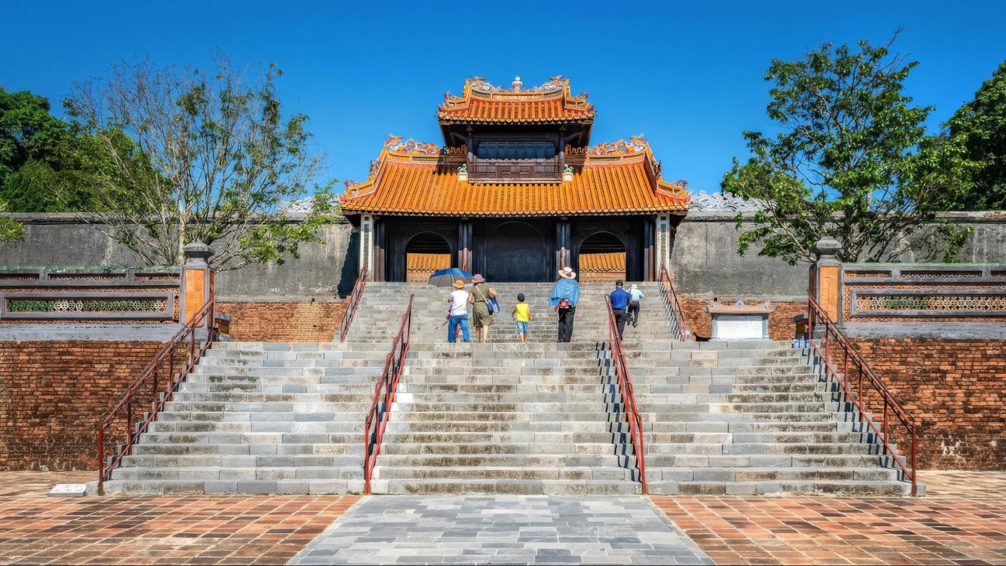 The visit to Tu Duc Tomb offers a glimpse into the history of the Nguyen Dynasty