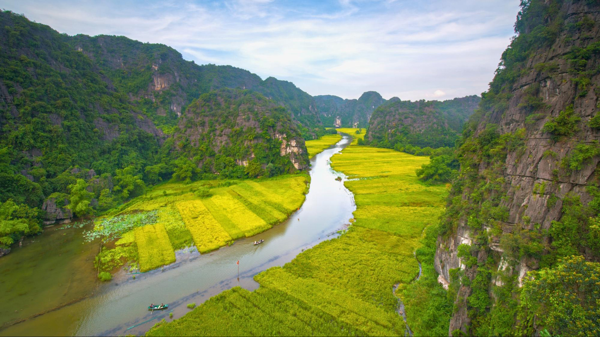 Enjoy the breathtaking landscape of Tam Coc