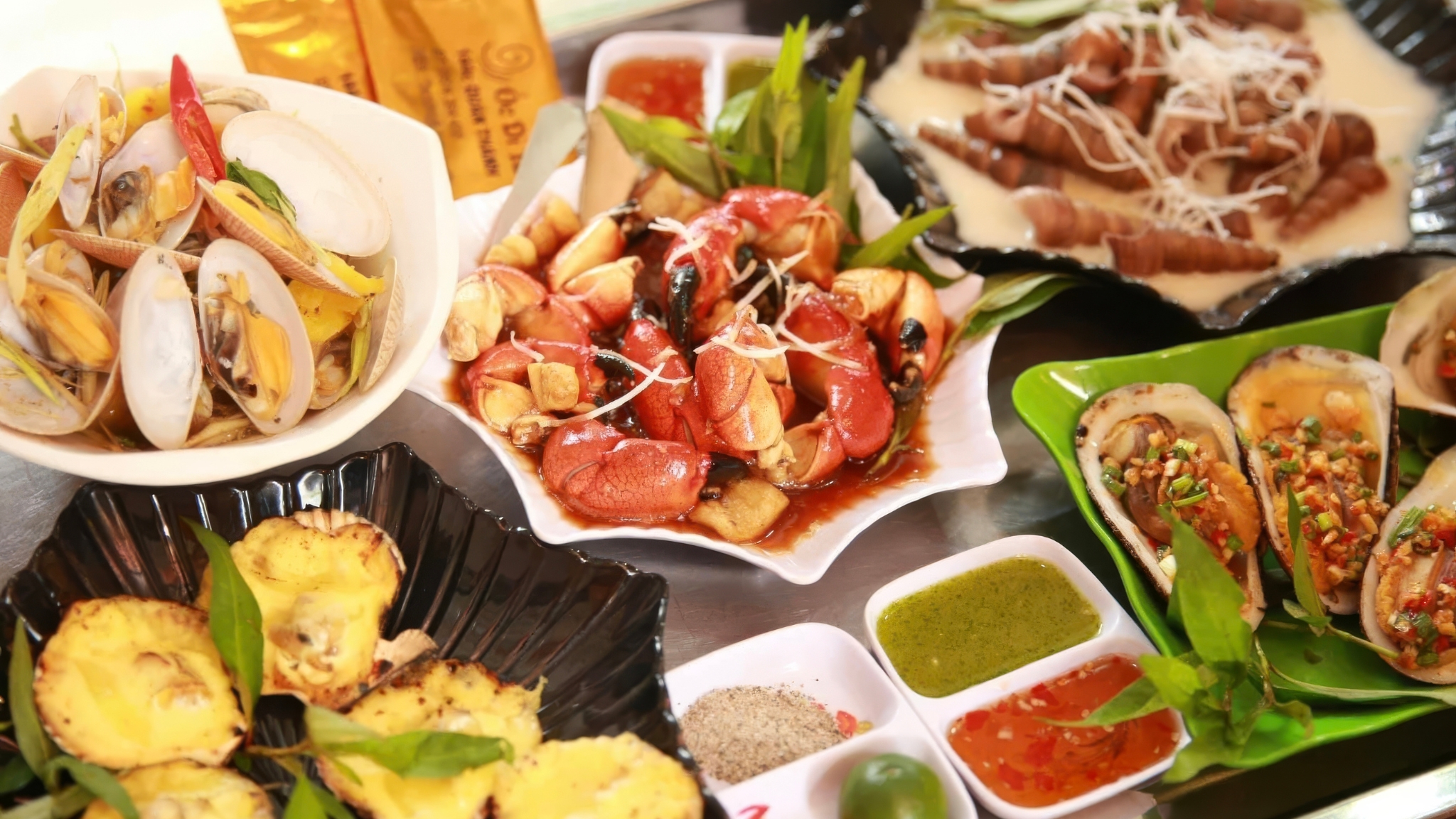Oc Di Tu Is A Well Known Seafood Spot In Hanoi, Offering A Variety Of Fresh Snails And Seafood Dishes
