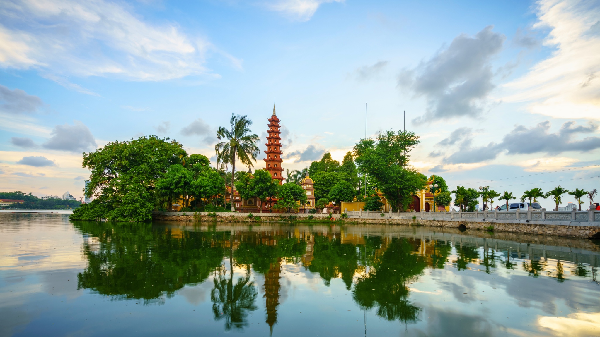 Tran Quoc Pagoda reflected in the waters of West Lake