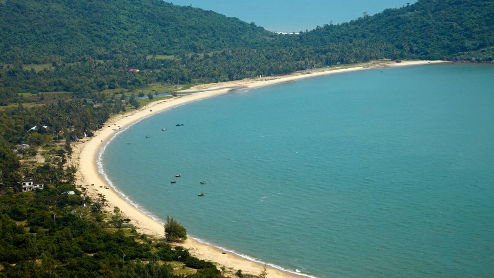 Although It Rains From Time To Time, Da Nang Still Enjoys Periods Of Sunshine In Between