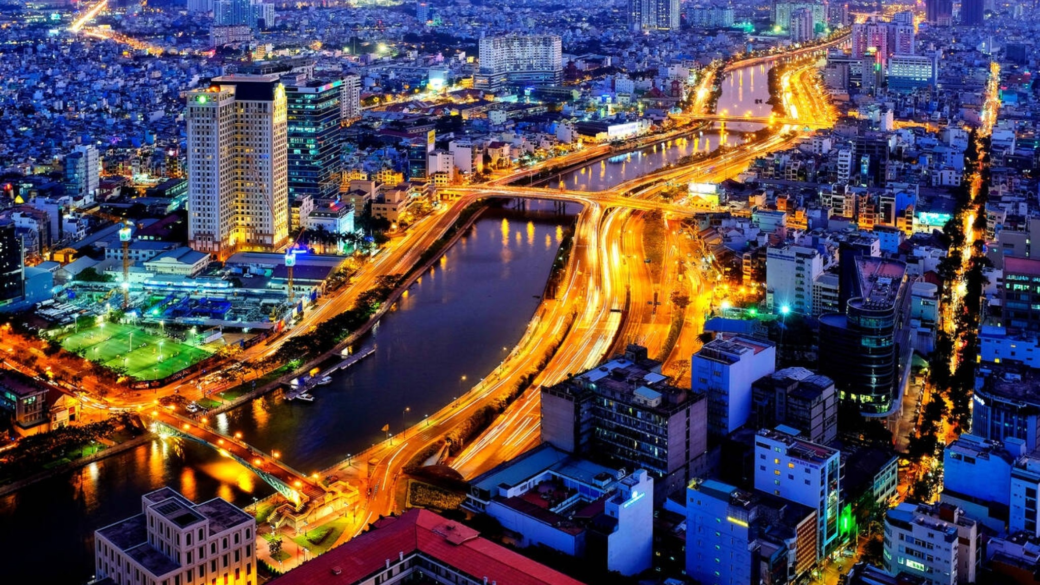 Evenings are pleasant for outings, but sudden showers require flexible plans