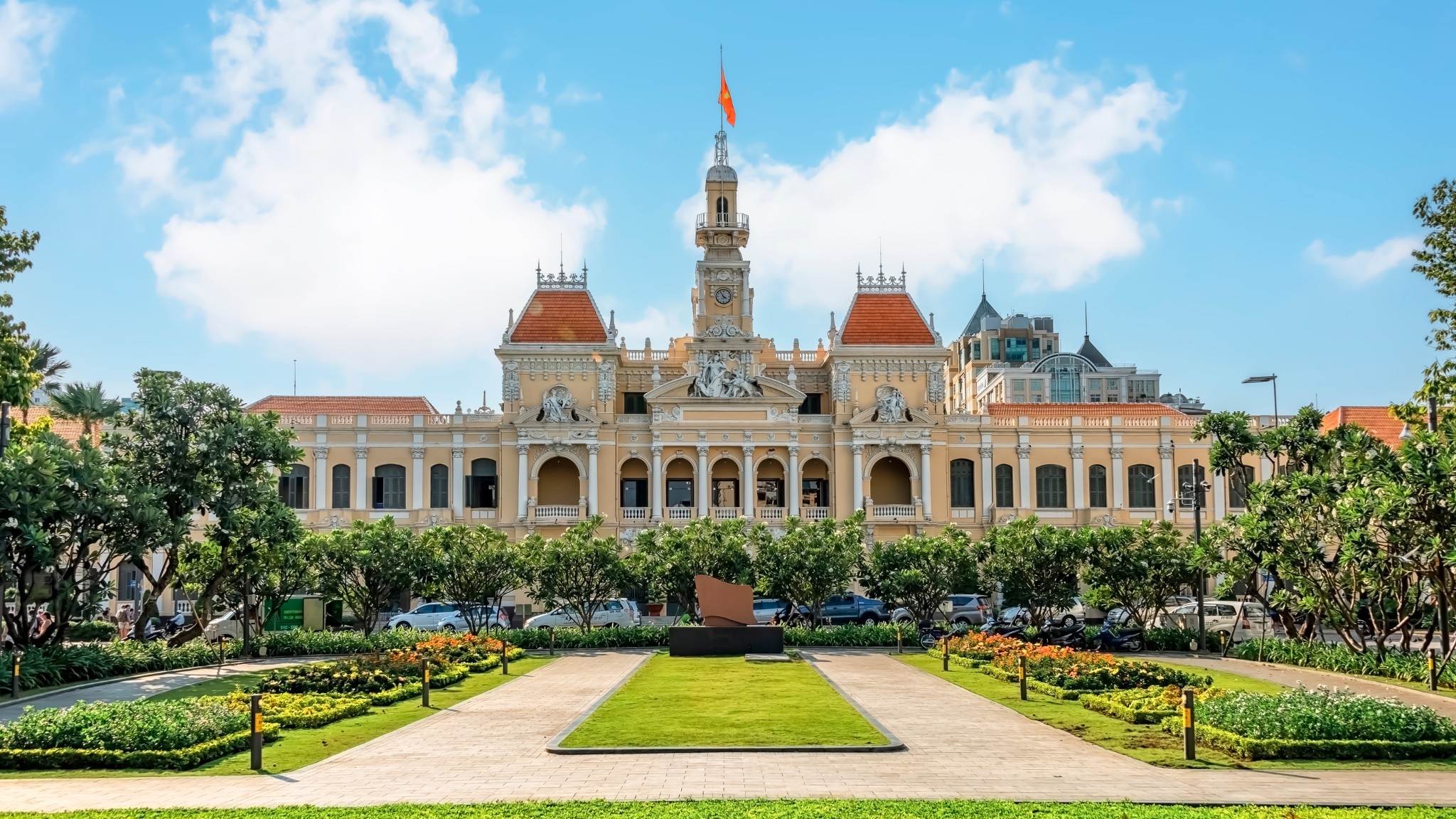 Saigon&rsquo;s November weather features warm mornings and brief afternoon showers that clear quickly