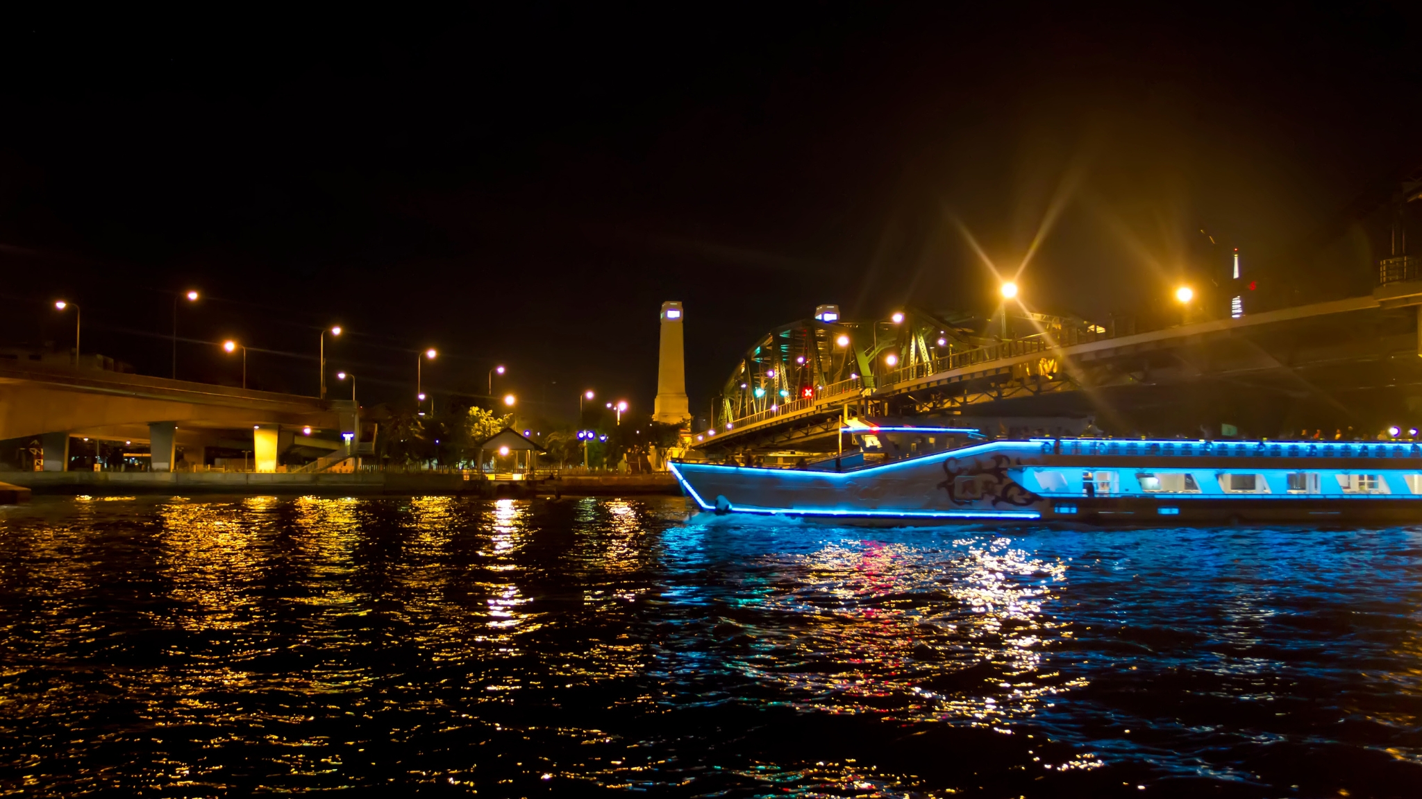 Romantic Dinner On Chao Phraya River Cruise With Night Views