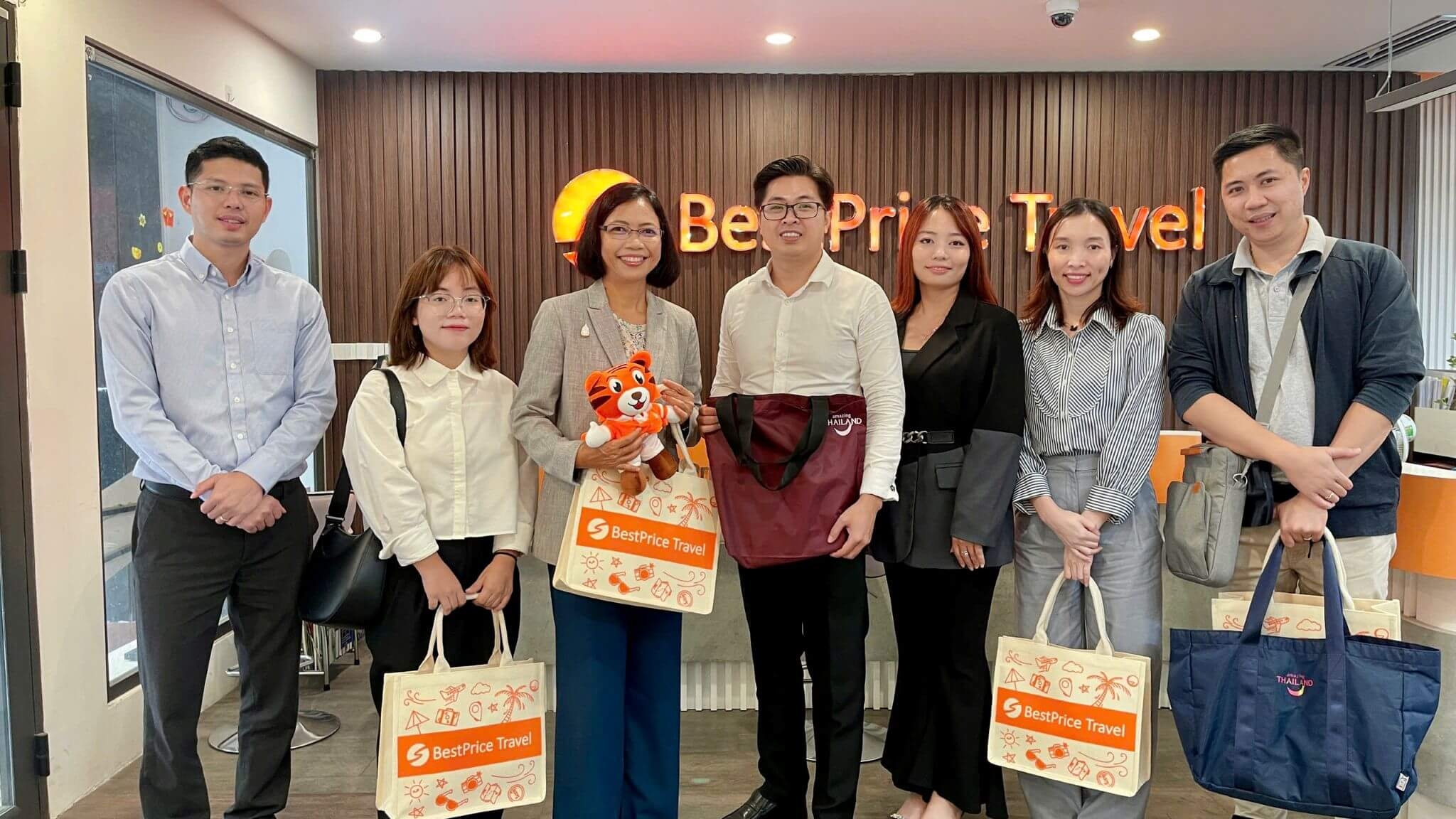 The Director Of The Thailand Tourism Promotion Center And Her Team Visit BestPrice Travel&rsquo;s Headquarters