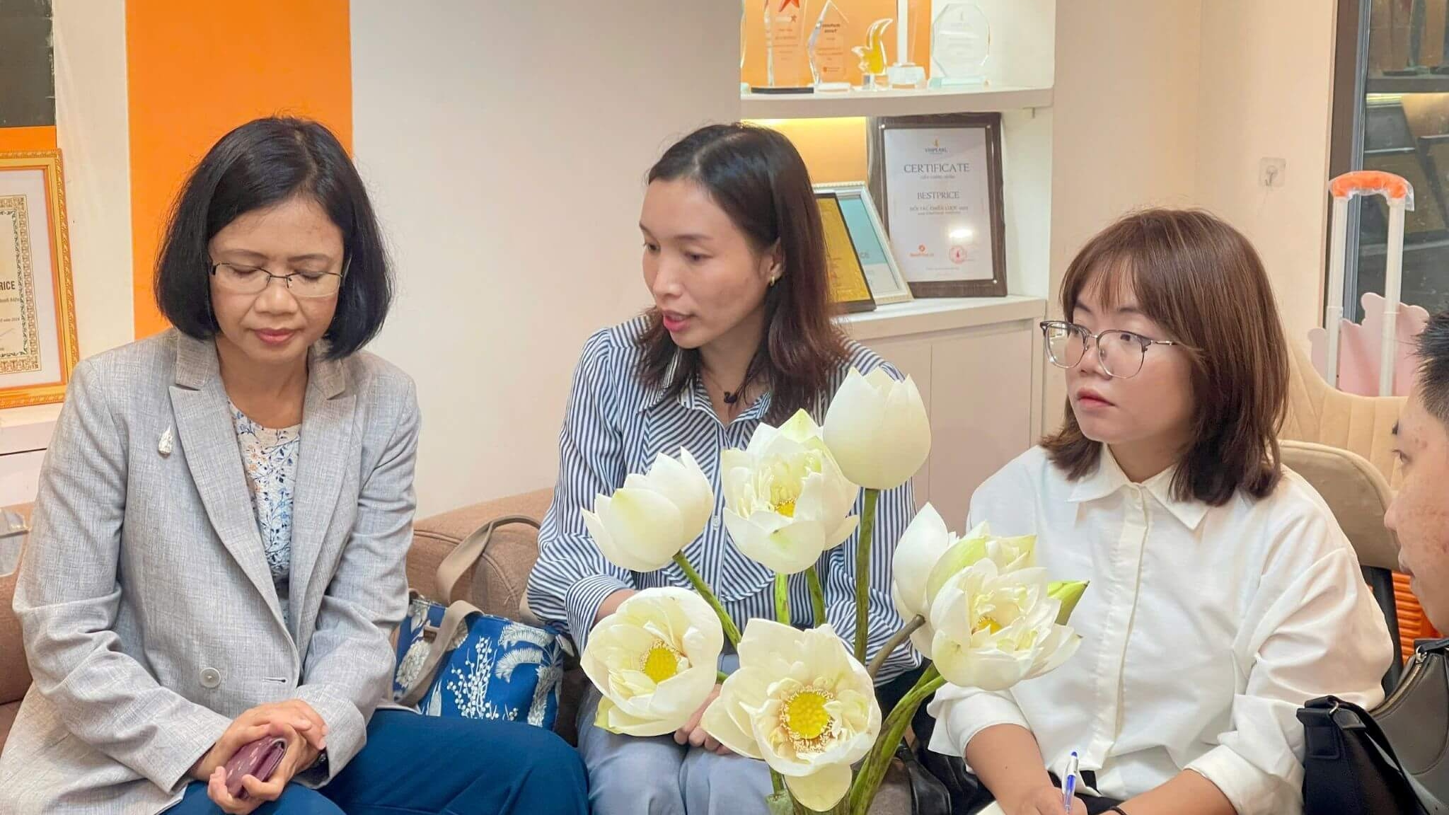 The Director Of The Thailand Tourism Promotion Center And The Team