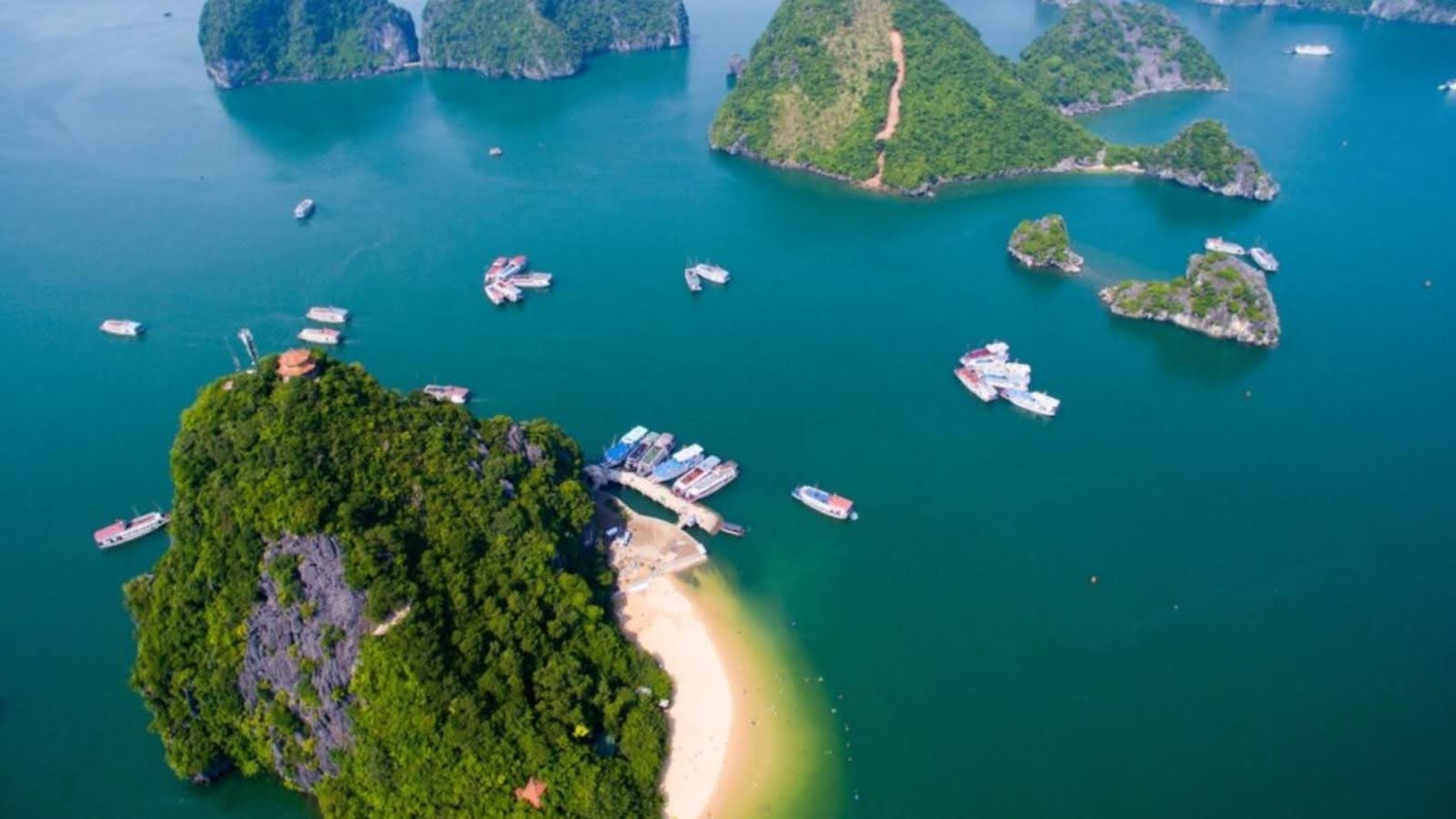 Explore Bo Hon Island In Halong Bay With Its Beautiful Natural Scenery
