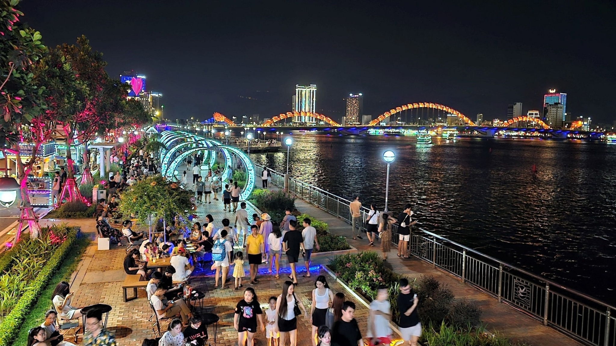 Bach Dang Street A Vibrant Evening Destination For Both Locals And Tourists