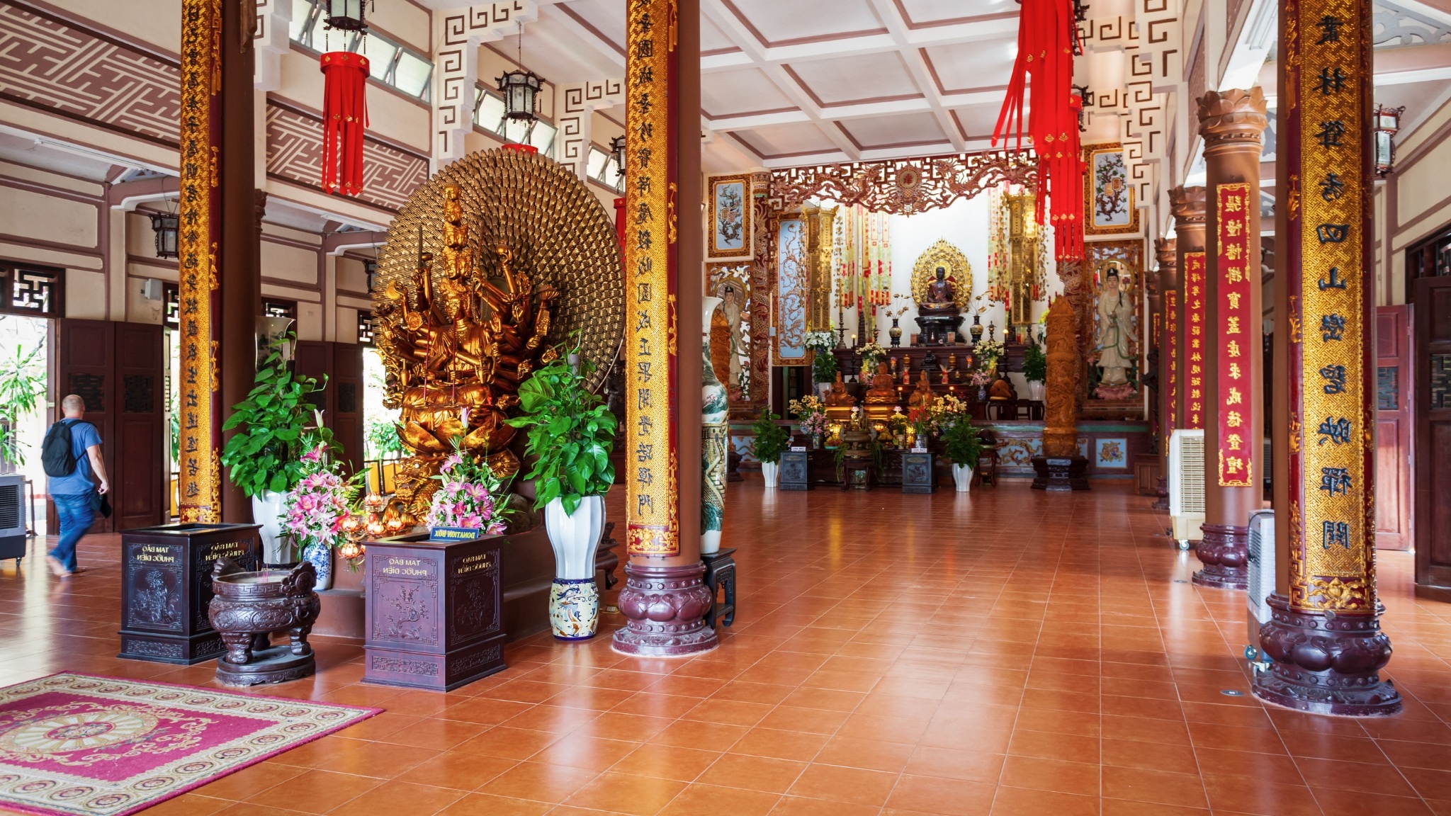 Visit Long Son Pagoda To Pray For Good Fortune And Health