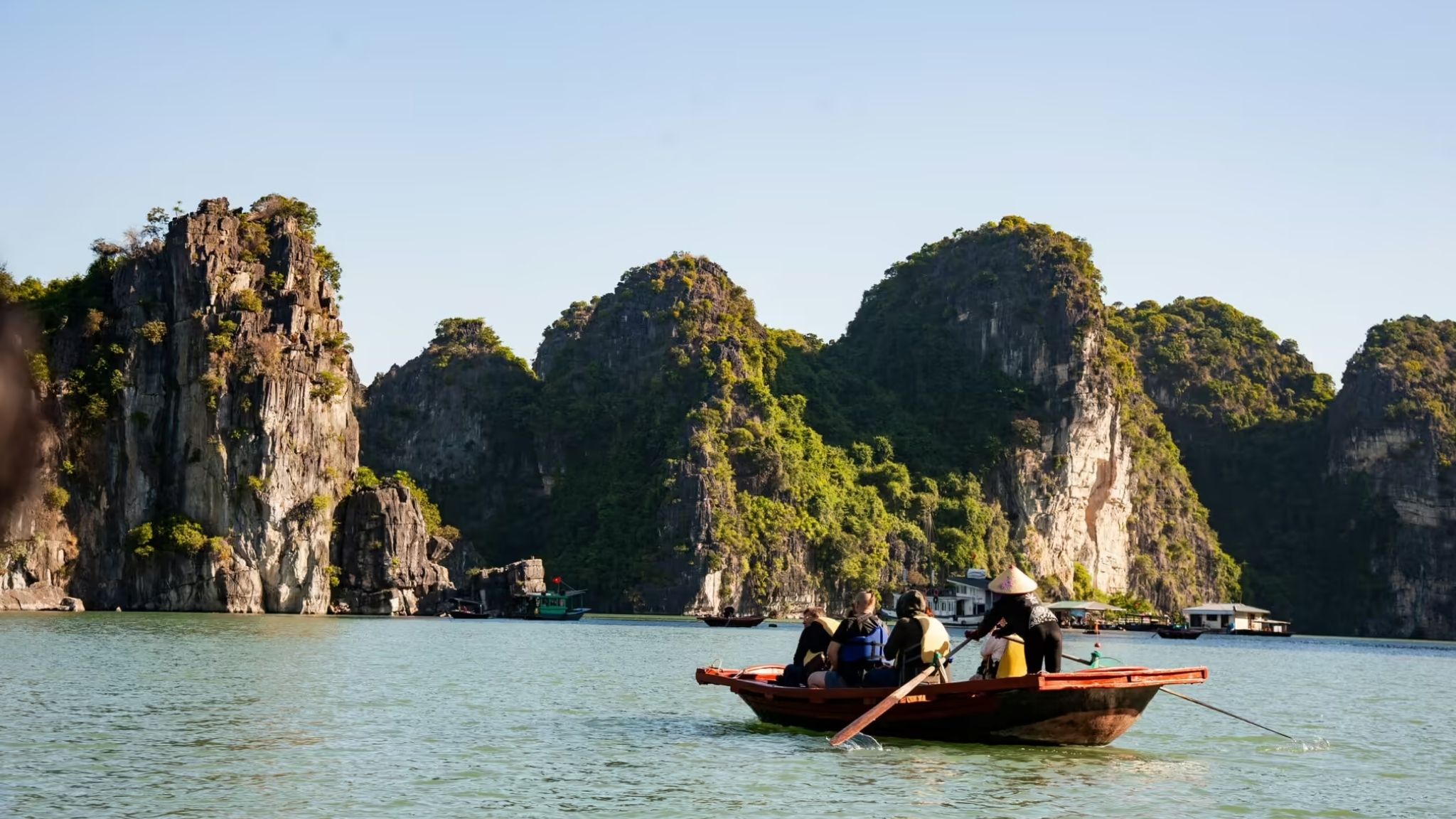 Admire the breathtaking beauty of Bai Tu Long Bay