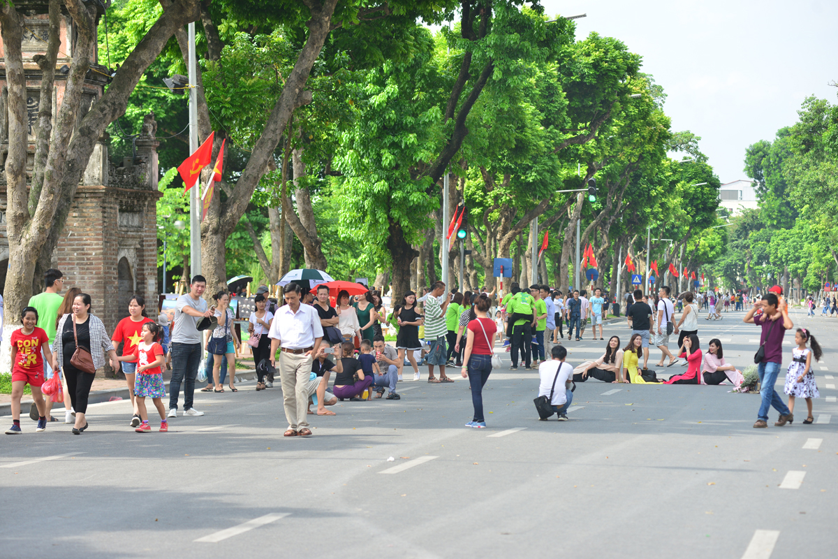 Wander around Hanoi walking street