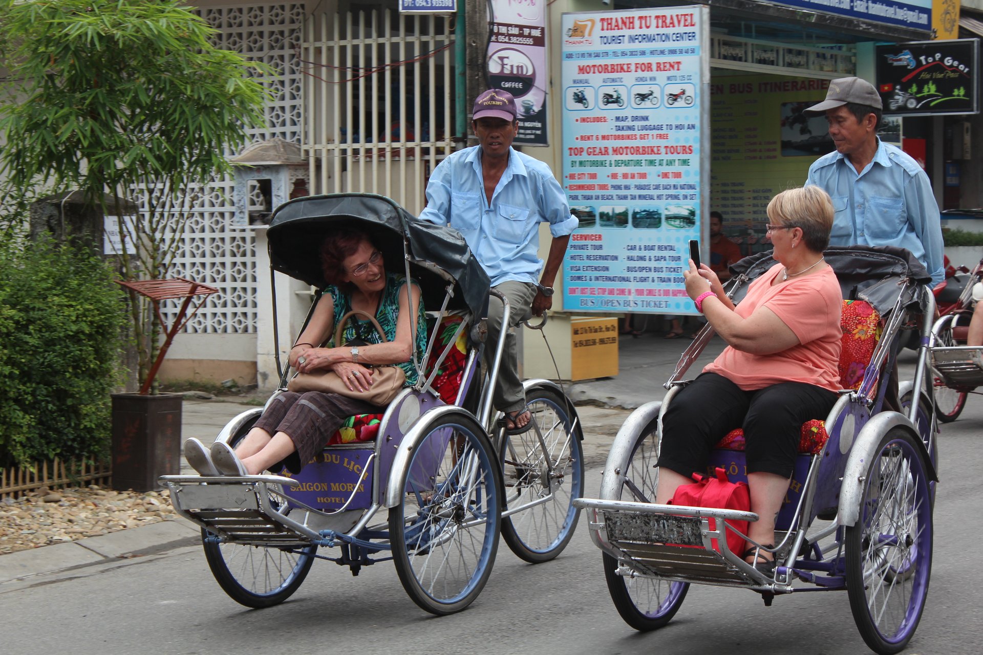Take Cyclo To Admire Hue&rsquo;s Charming Beauty