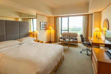 Renaissance Riverside Hotel Saigon - R Club Room