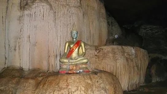 Tham Hoi cave