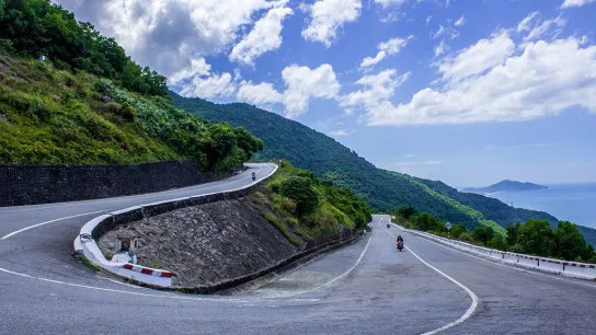 Take Photos In Hai Van Pass