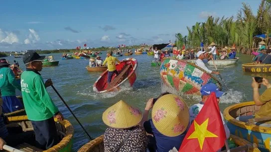 Try The Thrilling Experience Of The Twisting Boat