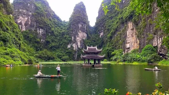 Take An Interesting Boat Trip In Trang An