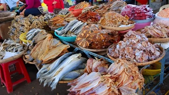 Immerse In Hectic Local Life At The Lively Dam Market