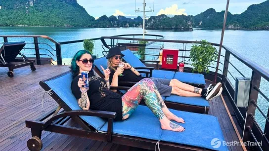 Day 3 Enjoy A Tasty Drinks On A Halong Bay Cruise