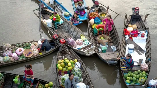Day 13 Cai Rang Floating Market One Of The Largest And Most Dynamic Markets In The Mekong Delta