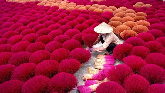 Day 3 Witness The Art Of Incense Making In Quang Phu Cau Village