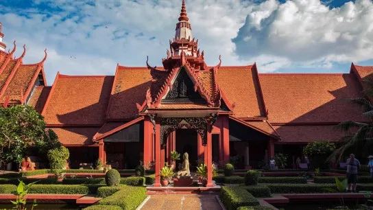 Day 5 Admire The Elegant Khmer Architecture Of The National Museum Built In 1917