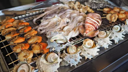 Enjoy Fresh Grilled Dishes On District 4’s Lively Seafood Street