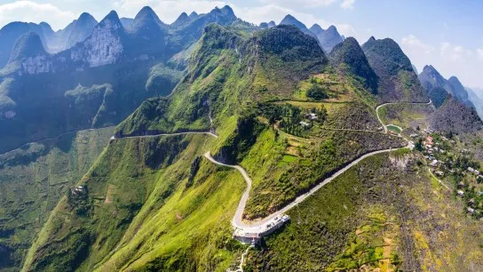 Day 3 Conquer Dramatic Cliffs While Crossing Legendary Ma Pi Leng Pass