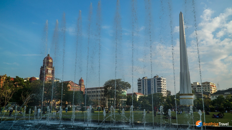 Maha Bandoola Garden, The Independence Monument