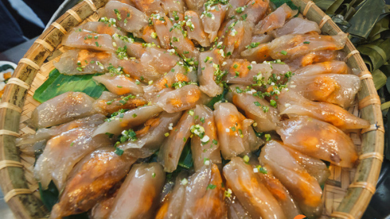 Enjoy Crystal-Clear Dumpling Cakes Of Hue Bursting With Shrimp And Pork Flavor