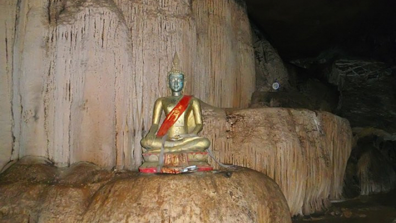 Tham Hoi cave