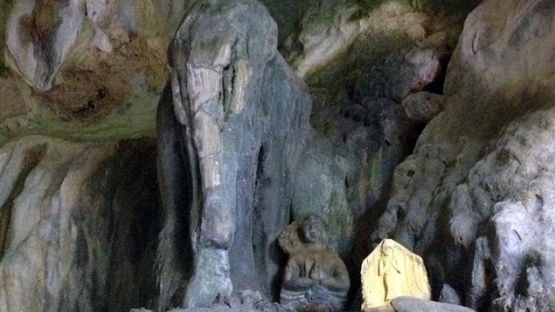 Tham Xang Cave