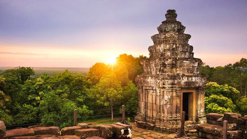 Day 21 Grasp a spectacular sunset view of Bakheng hill