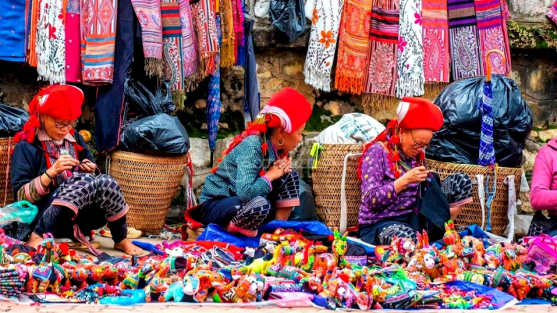 See Locals On The Way To Ta Van Village