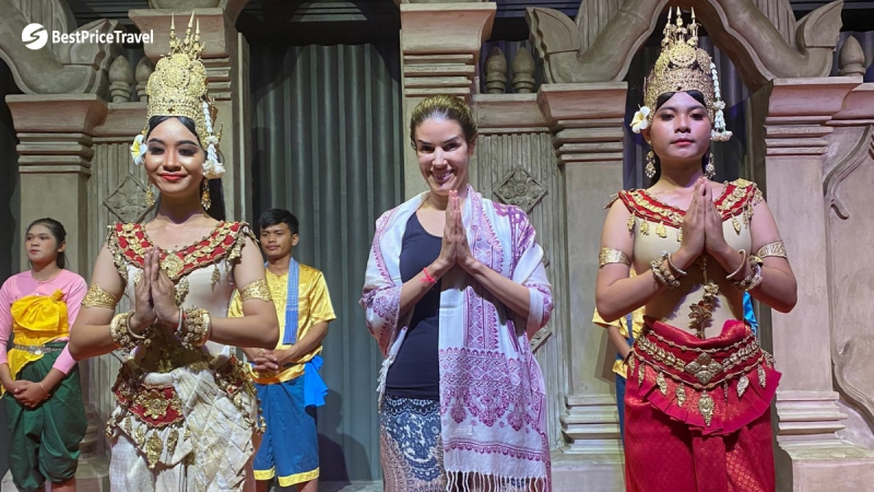 Day 20 Take photos with the actress of the performance