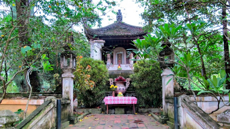 Visit Ngo Quyen Temple And Phung Hung Temple