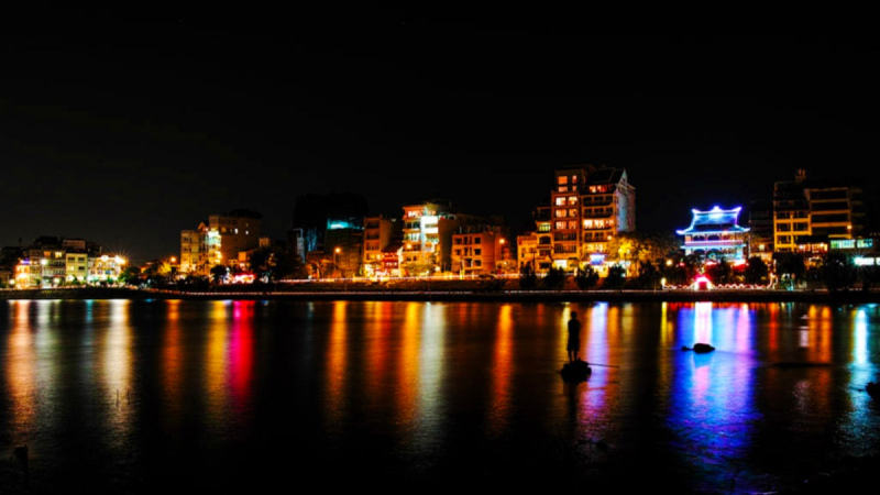 Take Some Stunning Nighttime Photos In West Lake Hanoi