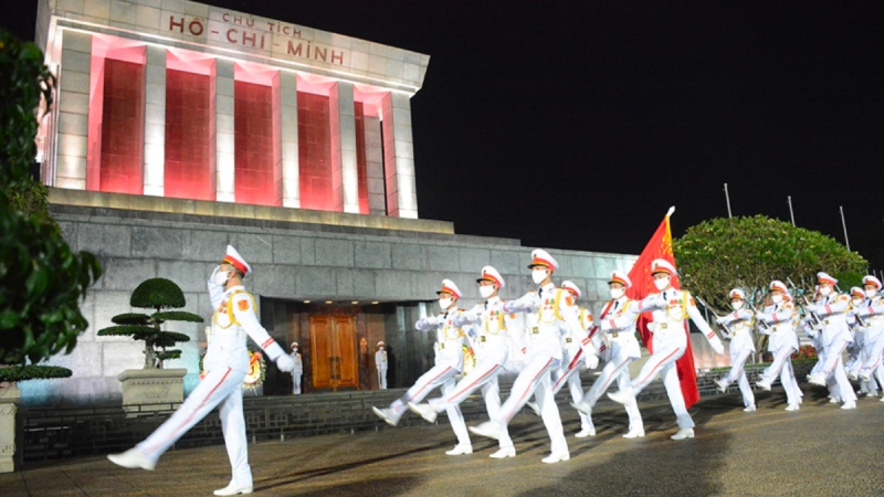 Watch Soldiers Marching In The Flag-lowering Ceremony At Ho Chi Minh Mausoleum