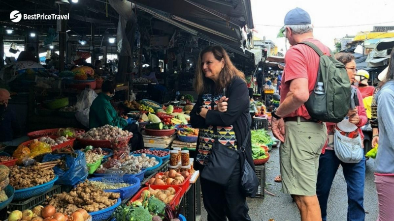 Come To The Local Market And Buy The Fresh Vietnamese Ingredients