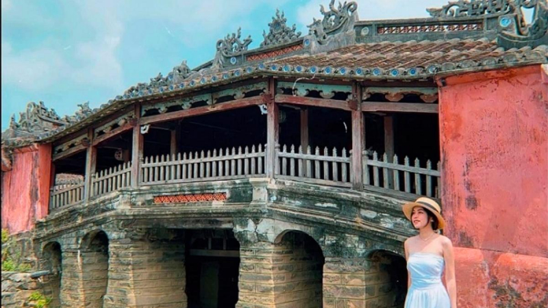 Take Some Wonderful Pictures At The Japanese Covered Bridge