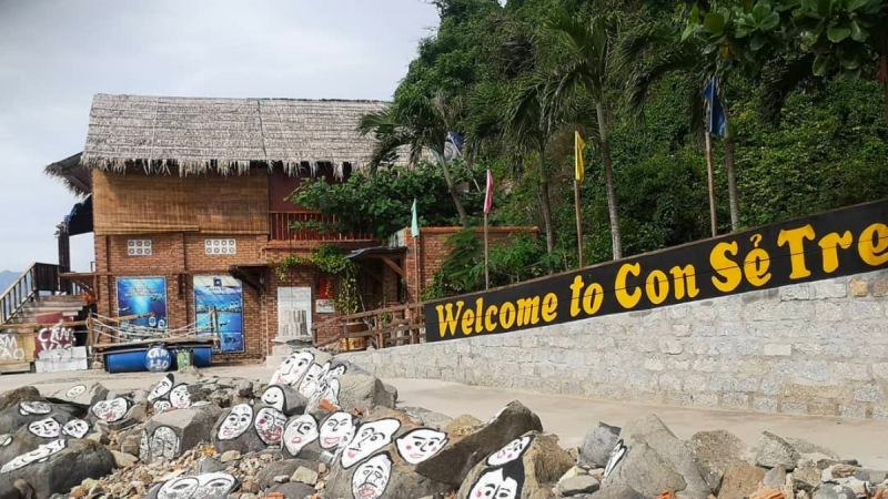 Enjoy A Seafood Lunch At Con Se Tre Resort