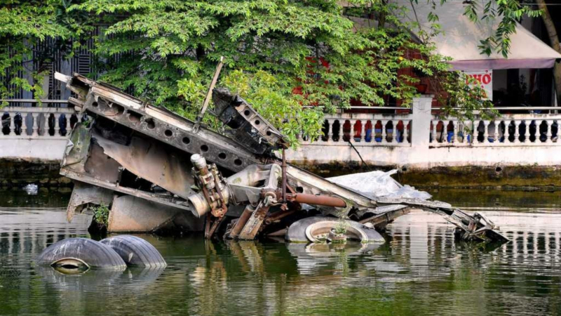 Visit Huu Tiep Lake Where B52 Remains